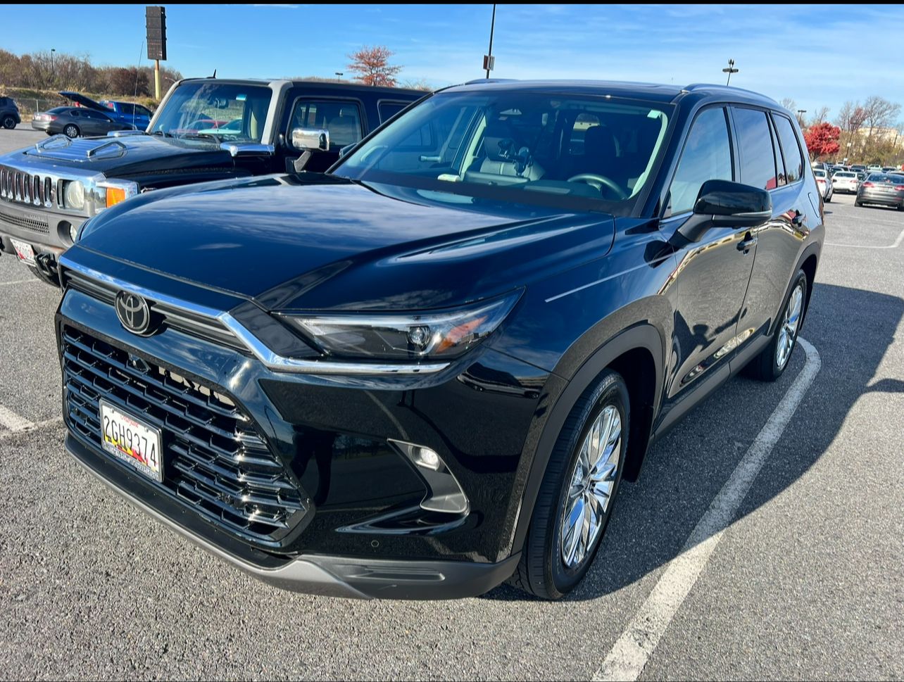 2024 Toyota Highlander front exterior